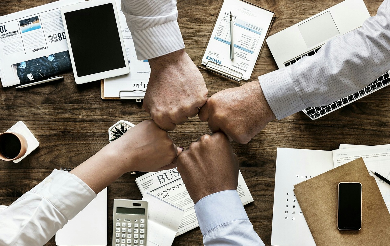 Zespół omawiający dokumenty finansowe przy biurku